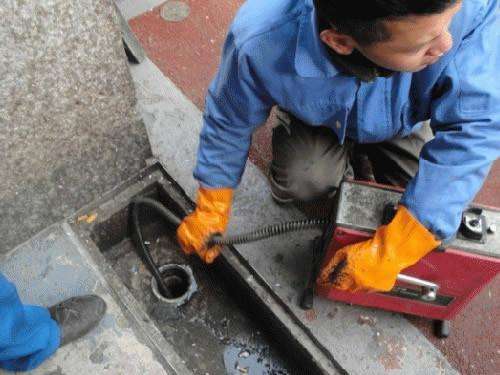 东城街道疏通下水道