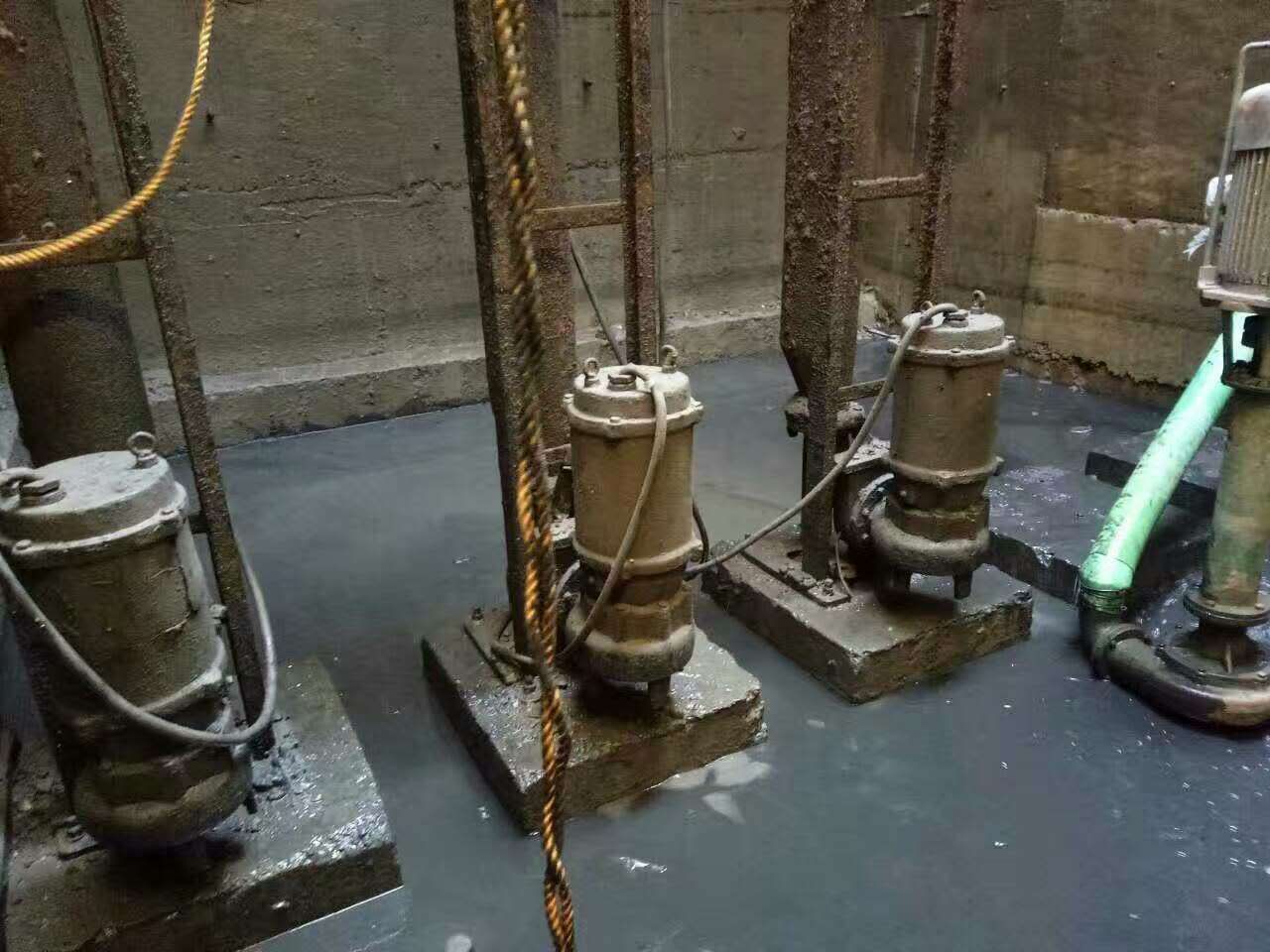 东城街道污水池清理