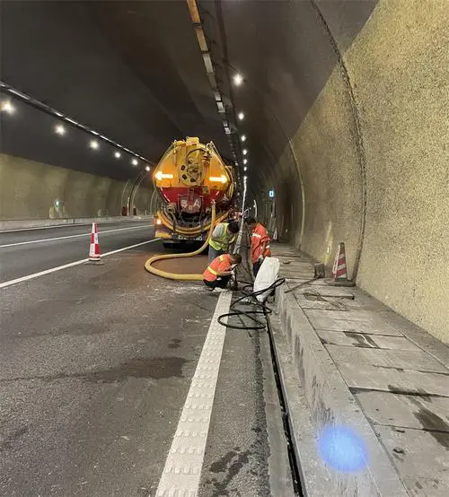 东城街道隧道排水渠清淤